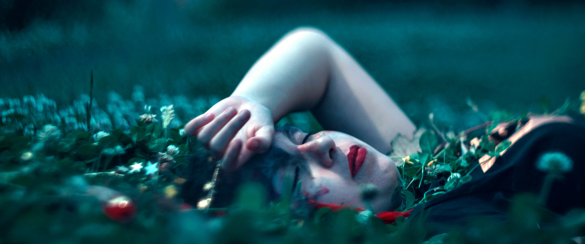 Mon ado lit de la dark romance : faut-il s'inquiéter ?