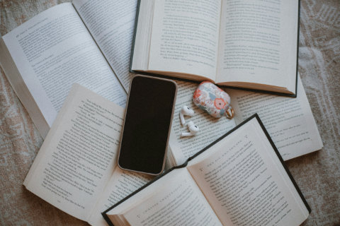 Audiolivres vs livres papier : lequel choisir selon votre profil ?